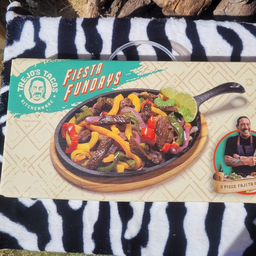 NWOT 3 pc Fajita Pan Set
